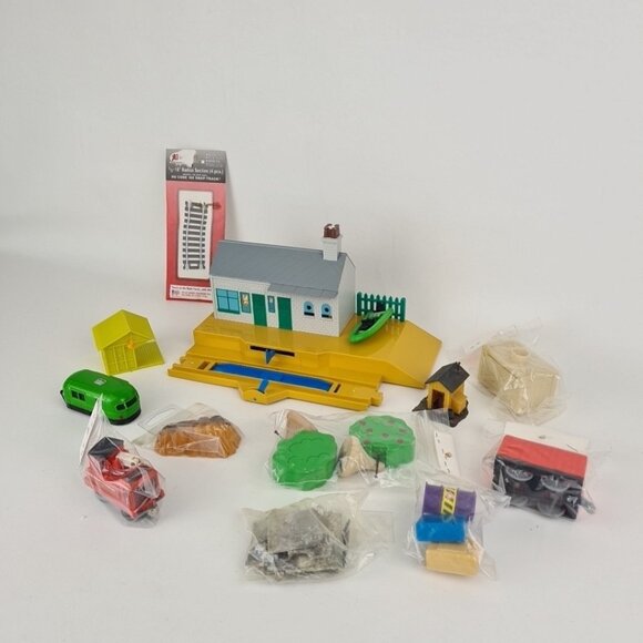 Tomy Train Station Platform Building–HO Compatible Scenery Lot-Accessories 717 - Picture 1 of 15